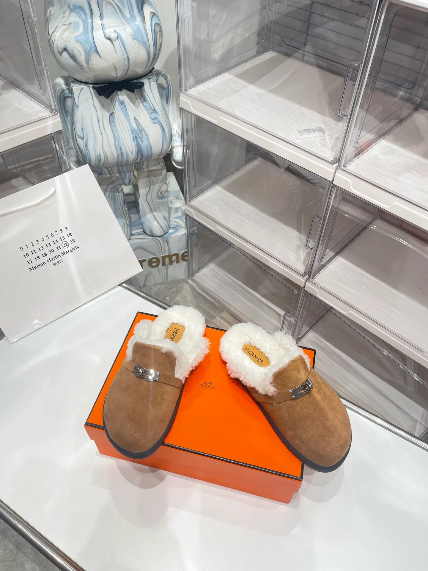 【HERMESG】Furry mop P: 580💰 ●Number of sizes: Men 39-44 (45 custom-made) Women 35-40 (41.42 custom-made) HERMES Hermès cute half-movers.  Classic family language design! It looks good no matter how you match it! Casual and high-end feeling, the comfort is also great, paired with various colorful socks, it has a trendy high-end feel. The top version is made of high-quality real wool ●Upper: imported cow suede ●Inner: imported sheepskin one piece ●Foot: imported mixed sheepskin ●Outsole: Tpu non-slip and wear-resistant outsole.
